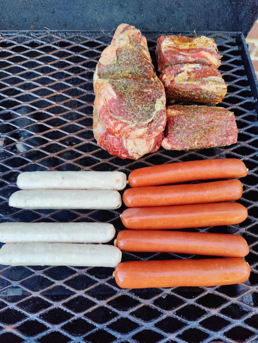liredbone's tweet photo. Hundo don't be playing on the grilled people
#BBQPitmaster https://t.co/C89IlyvD1H