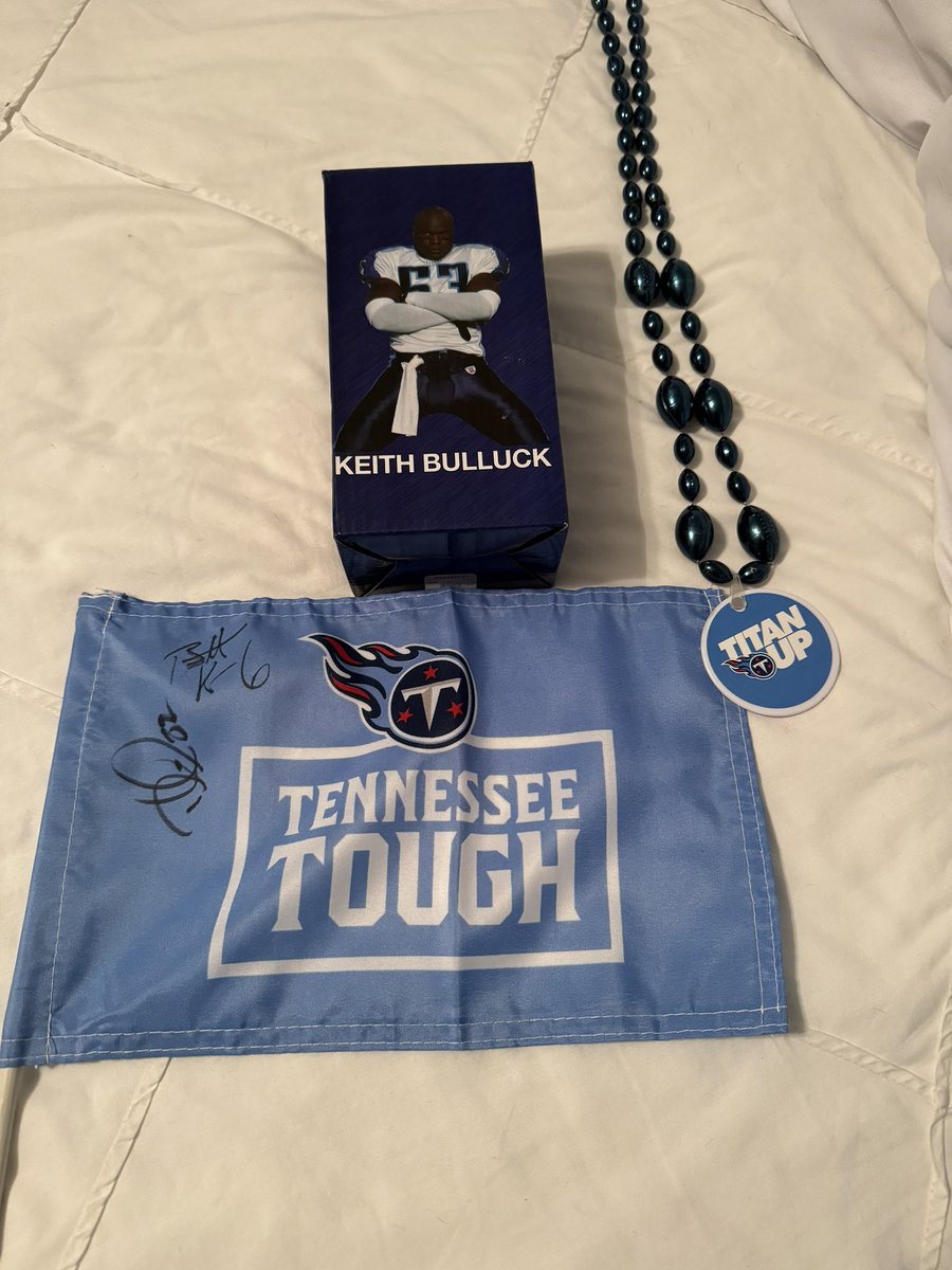 PAULOLDENBURG11's tweet image. MINI GIVEAWAY ALERT 

All right here we go let’s do a small giveaway MR.Monday Night him self a Keith Bulluck bobble head a Titans flag signed by Bret Kern and Delanie Walker and a Titans necklace i know it was a bad loss yesterday so i hope i can bring a smile to a Titans fans