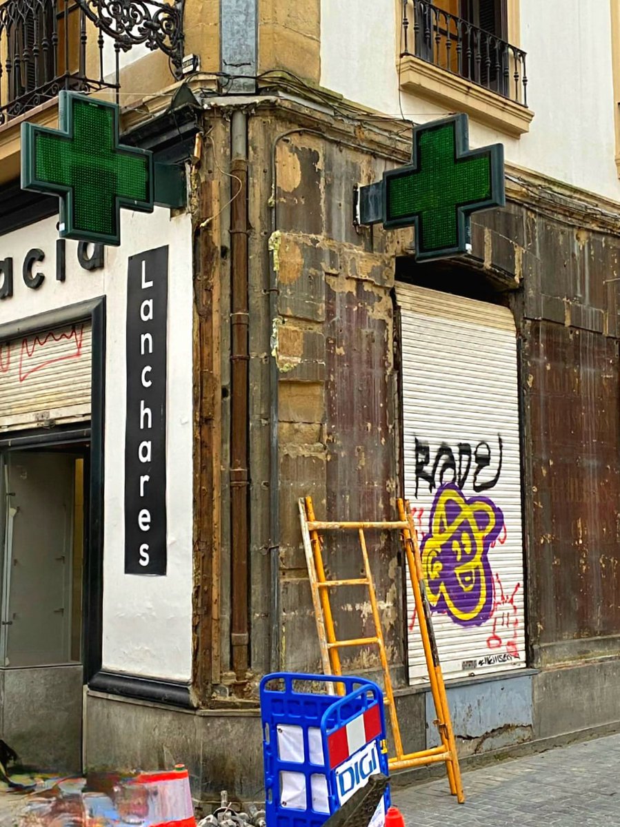 ACEITES AGER. Al derribarse la Farmacia Sotos han aparecido estas inscripciones correspondientes a la tienda de Aceites de D. Francisco Ager Mazcaray (1922). En 1933 José Manuel Aizpurua realizó una reforma de este local, convirtiéndolo en una joya del racionalismo, hoy destruida