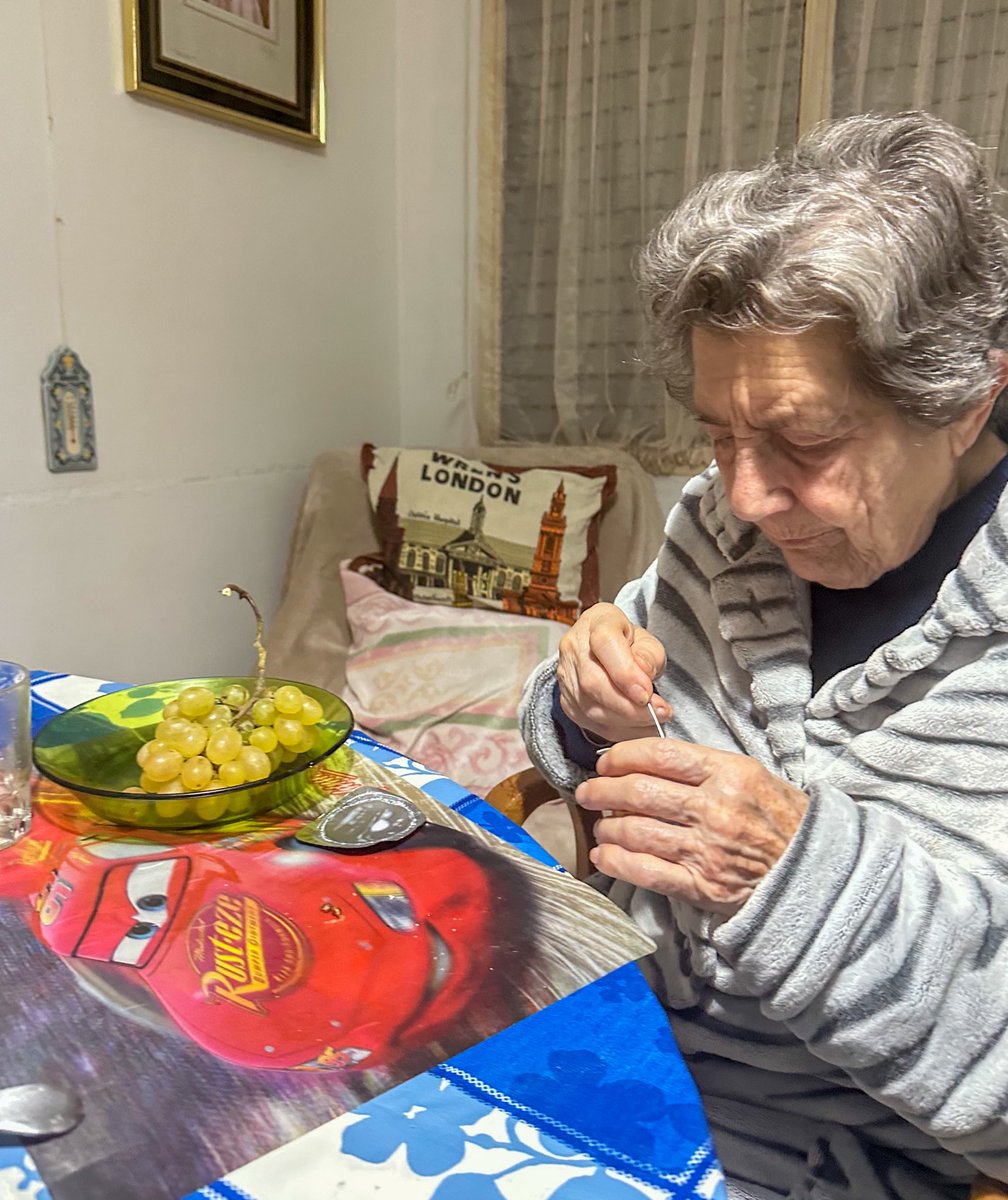 yo: no entiendo cómo la abuela come tan rápido 
la abuela: