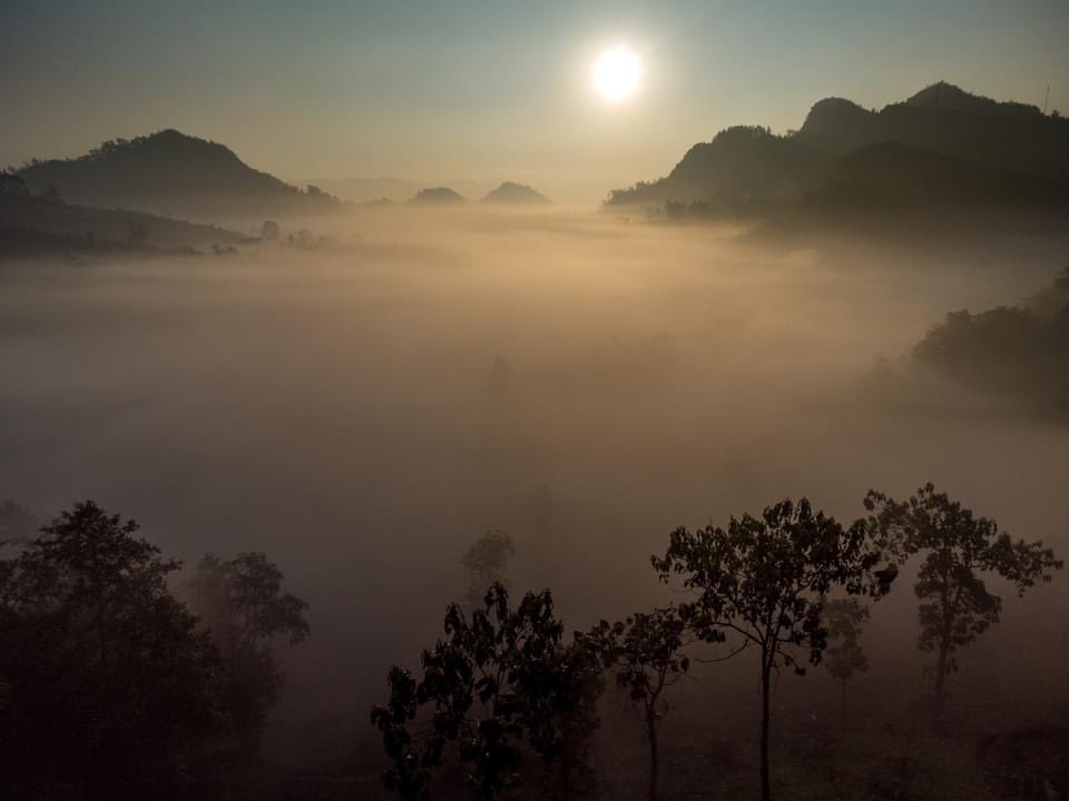 PhongTr81957475's tweet photo. Một buổi sáng đầy sương, mây và năng nơi cực bắc tổ quốc. Thấy một ngôi làng ẩn hiện trong sương.🌁🌁🌁
#VietNam
#checkinHaGiang
#checkinThenPa #travelblogger https://t.co/xp2HtrH7Bz