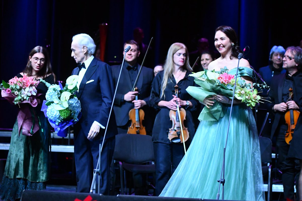 Five encores for an enthusiastic audience at the National Palace of Culture in Sofia last Sunday, 3 December 2023. This time José Carreras was accompanied by soprano Diana Tsugui and the Sofia Opera and Ballet Orchestra. 
Photos: impressio.dir.bg/noti/s-pet-bis…