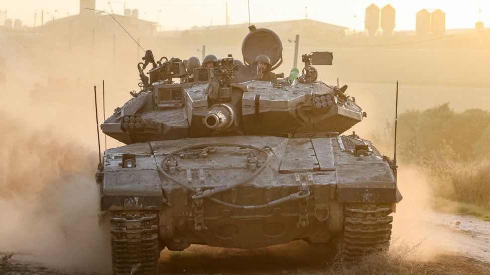 AhmadFaezal4's tweet photo. Kalau ikut analisis daripada New York Times, Israel dah mula menggempur Gaza di sebelah SELATAN. Yup. Korang tak salah baca. Israel dah hentam belah Selatan Gaza.

Macam mana NY Times buktikan? Mereka dapatkan gambar satelit yang tunjuk kedudukan tentera Israel kat Deir al Balah. Berpuluh kenderaan berperisai tersusun dalam apa yang nampak serupa kubu - hampir sama dengan aktiviti mereka kat Utara Gaza.

Di selatan ni ada 1.7 juta orang yang hilang tempat tinggal!
