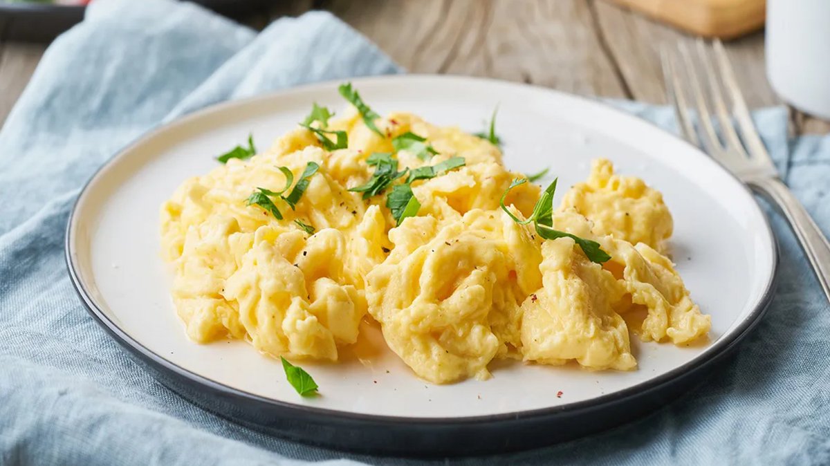 Fun being mentioned in this article from @WomansWorldUS about the fluffiest scrambled eggs. womansworld.com/posts/food-rec… @ChicExecs