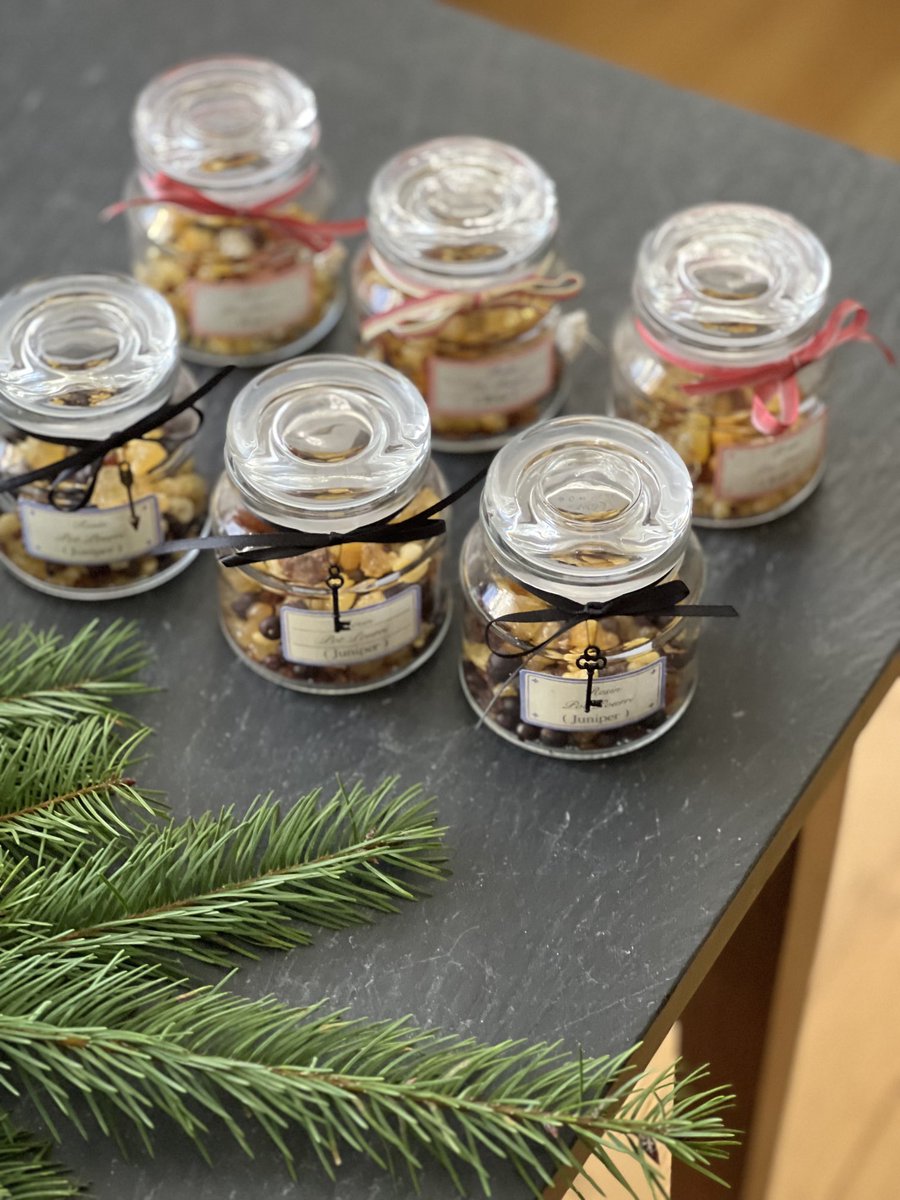 foliageプロダクツのモミの香りをイメージしたモイストポプリと樹脂のレジン・ポプリ。
そして今週木曜は今年最後のワークショップ、実物のクリスマス・ポプリです。
今年はポプリ三昧となりましたが、針葉樹やスパイスの良い香りで、皆様の善きholiday season の記憶が紡がれていかれたなら幸いです。