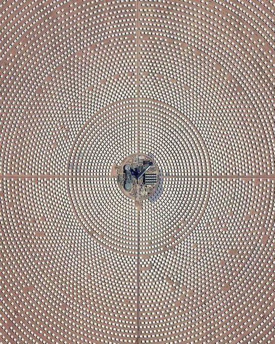 ThePlanet_pl's tweet photo. Tak wygląda największa na świecie skoncentrowana #elektrownia #słoneczna, która znajduje się w #Maroko. 

Posiada ona zdolność wytwarzania energii elektrycznej o mocy 580 MW.

#climate #energy #renewables #theplanetpl https://t.co/AcHzII3rhg