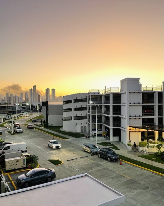 El atardecer de hoy 💯 excepto por el incendio en Calidonia https://t.co/SmJ2Re3YNU