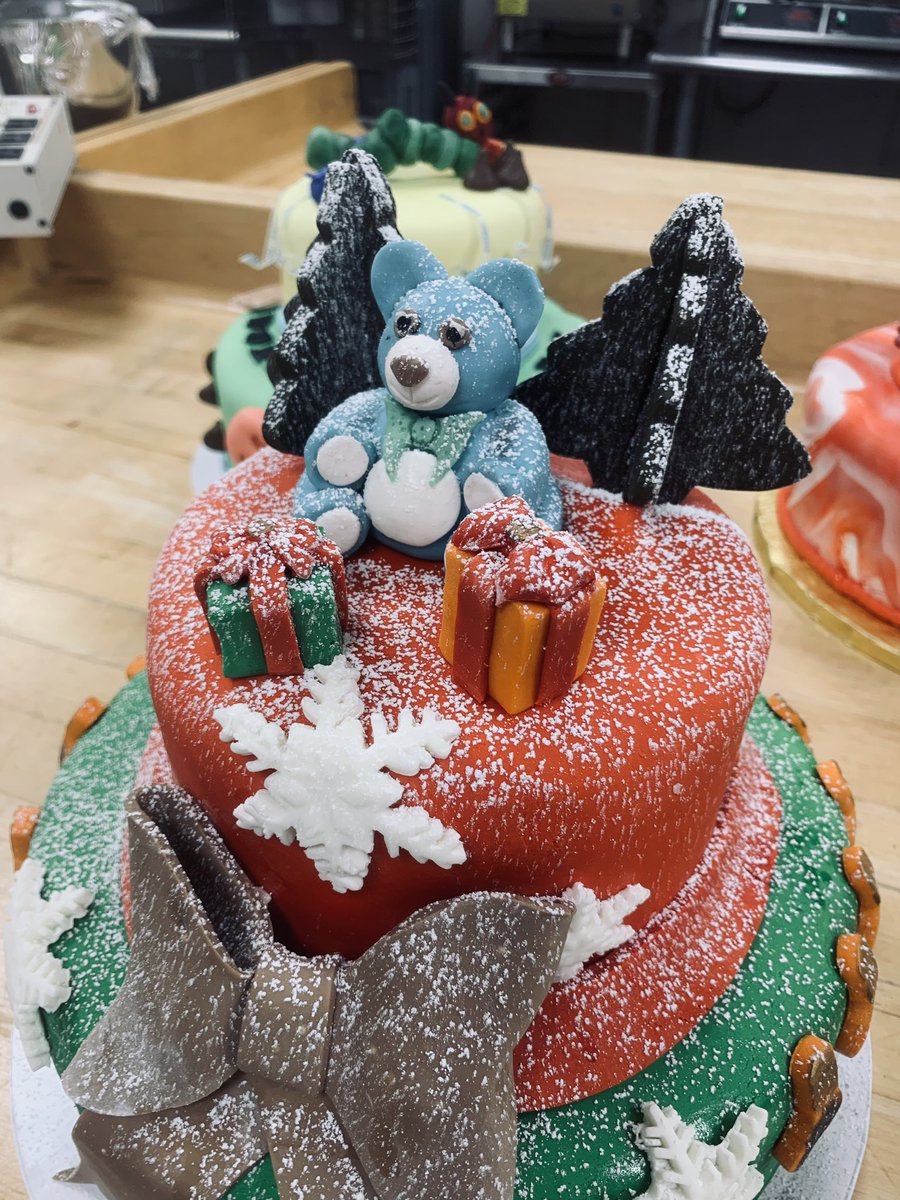 Did my final cake for this semester!! My favorite part is the snow effect 🥰 #culinaryschool #cakefordays #christmasmood