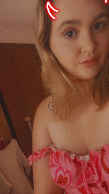 Come watch me on myfreecams 🌸 avery_doll https://t.co/kwKs6in4YZ