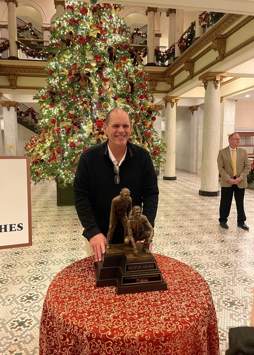 Coach Mike Bobo of @GeorgiaFootball has arrived in Little Rock for the 2023 Broyles Award!