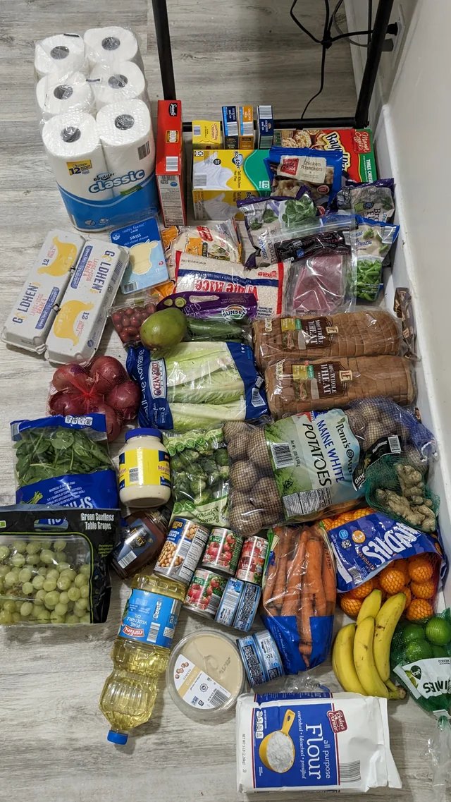 FluentInFinance's tweet image. This is what $108 from Aldi gets you: