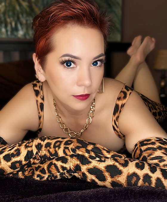 I heard it was cougar season?! 🥵 Who wants to be my obedient cub? Roll call in comments! https://t.c