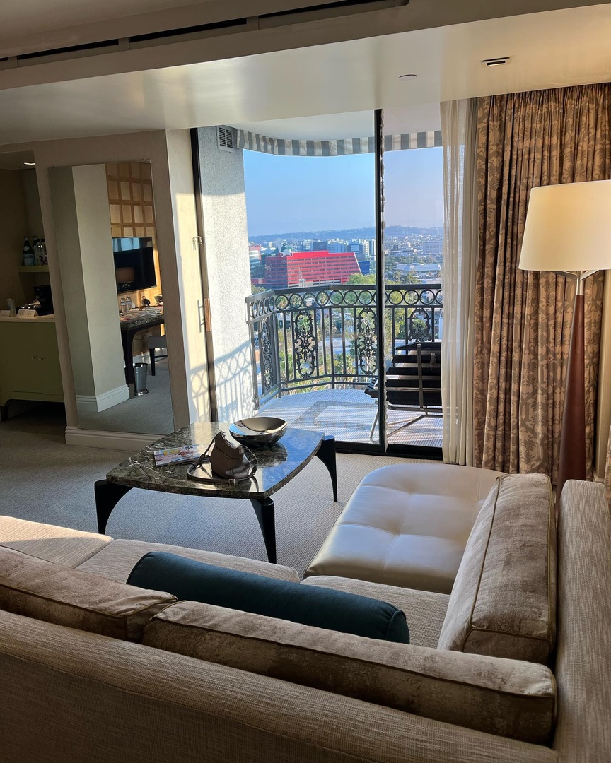 The London WeHo (@thelondonweho) on Twitter photo Perched at the crossroads of West Hollywood and Beverly Hills, The London West Hollywood offers a spacious, stylish, and upscale experience✨
Elegantly designed by the renowned David Collins Studio, our all-suite accommodations redefine luxury.
📸 spacehorizons Perched at the crossroads of West Hollywood and Beverly Hills, The London West Hollywood offers a spacious, stylish, and upscale experience✨
Elegantly designed by the renowned David Collins Studio, our all-suite accommodations redefine luxury.
📸 spacehorizons