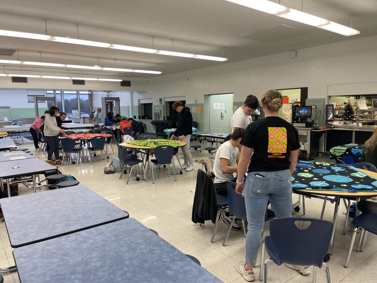 FreeportAreaSD's tweet image. FHS Student Athlete Advisory Council took time today after school creating greeting cards for nursing home residents and “tied blankets” for the homeless.#jacketpride