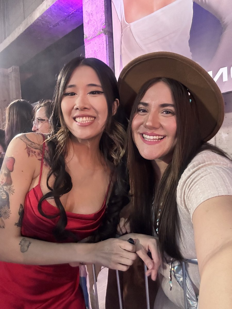 CamiletelierR's tweet photo. las chicas hermoooosas gracias por acercarse los estoy viendo como siempre ha sido lo mejor que han hecho ✨😂😂😂✨ saludos @camiletelier.cl #nitanbasadoschv https://t.co/a9XL7KQieh