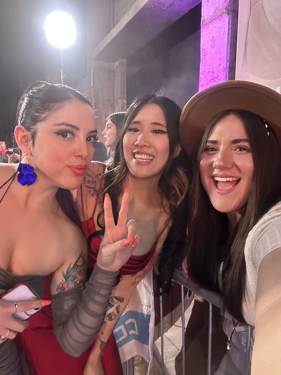 CamiletelierR's tweet photo. las chicas hermoooosas gracias por acercarse los estoy viendo como siempre ha sido lo mejor que han hecho ✨😂😂😂✨ saludos @camiletelier.cl #nitanbasadoschv https://t.co/a9XL7KQieh