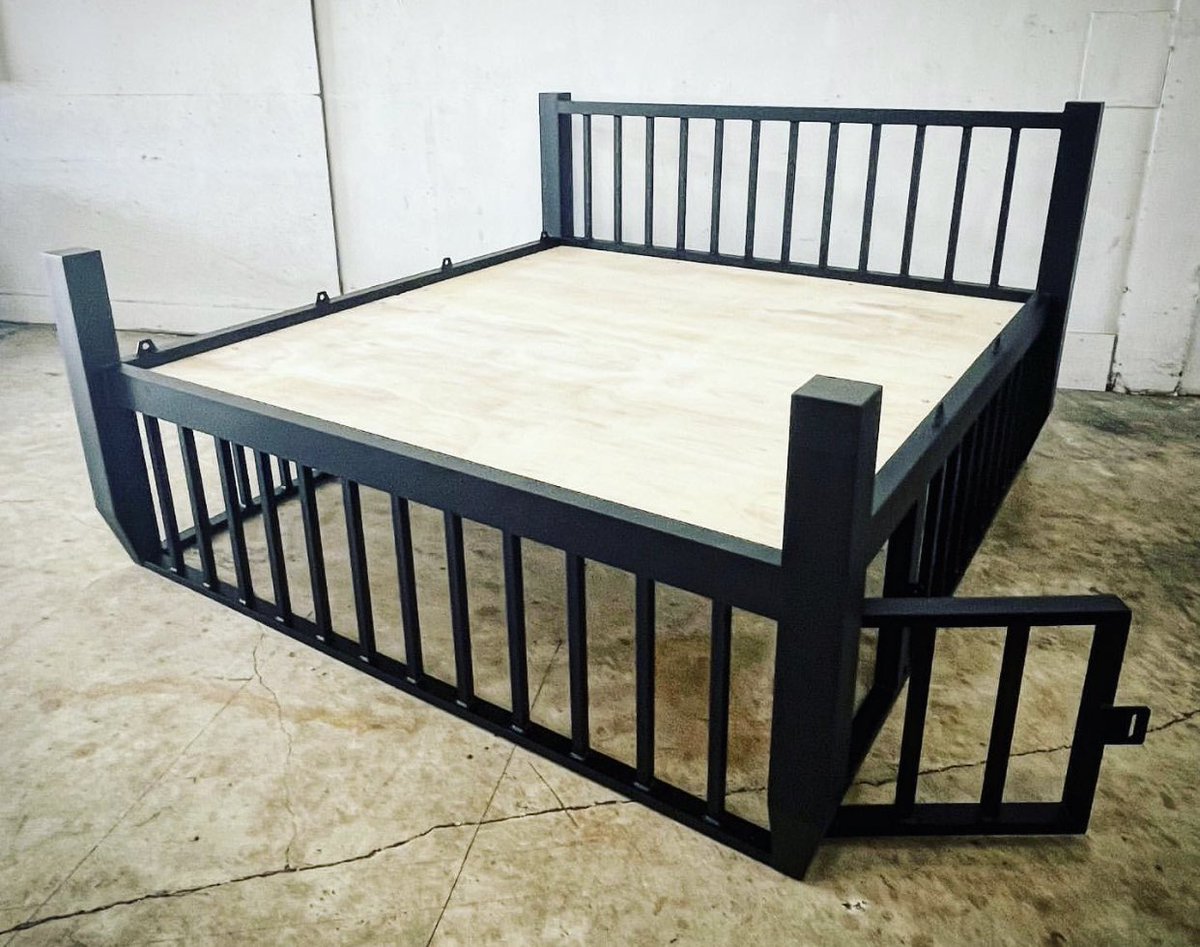 BellaMistr71908's tweet image. Cage for my slut