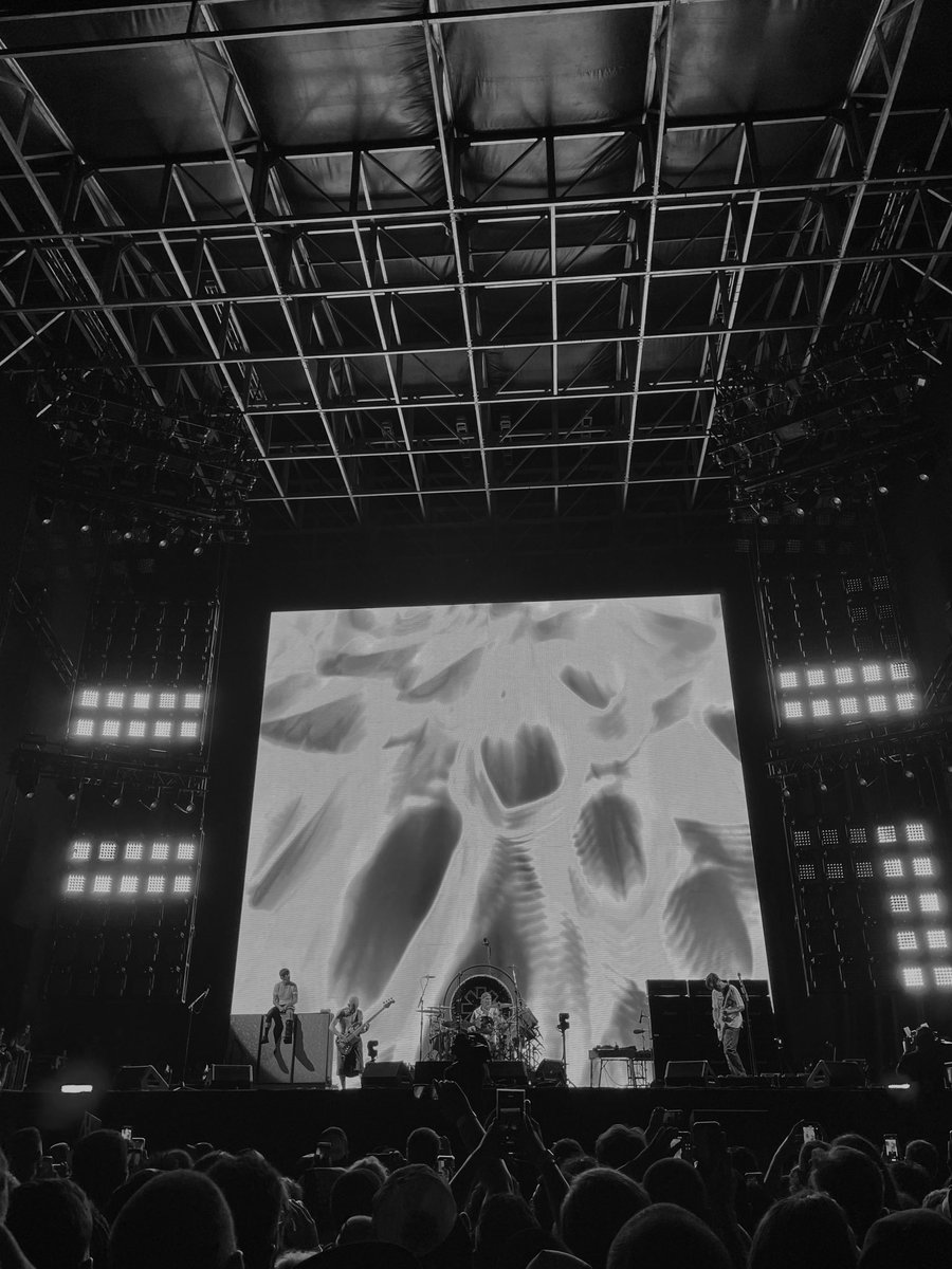 quixadaboris's tweet photo. Hace un mes en el que bien podría ser el día más esperado de toda mi vida. Díganle a mi yo de 13 años que si lo logré.  @ChiliPeppers🫀⚡️ https://t.co/8CqdlXE1ni