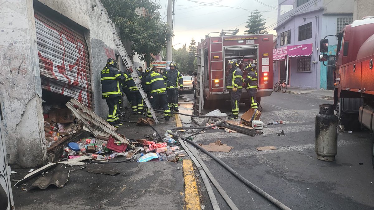 SGIRPC_CDMX's tweet photo. Equipos de emergencia laboraron para sofocar un incendio registrado en un almacén de desperdicios industriales ubicado en Canal del Moral, col. Guadalupe del Moral, @Alc_Iztapalapa. Una persona resultó lesionada por quemaduras, misma que fue trasladada para su atención médica. #TrabajandoJuntos