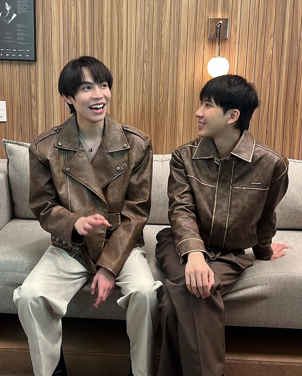 8Stay0325's tweet photo. Do they know of the existence of a camera in front of them? 🤭 They only have eyes for eo
Firstkhao have offered an interview in Brazil to @npobltt that will be published soon! Can't wait
#WelcomeToBrazilFK #FirstKhaotung #FK1stFMinBrazil #เฟิร์สข้าวตัง https://t.co/LKlh8wLQI4