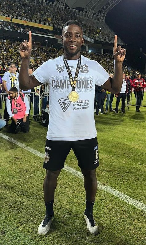 💥 RENOVADO

El colombiano, el coreografo, el polivalente y siempre rendidor Julián Figueroa renueva con el aurinegro hasta DICIEMBRE del 2024, así lo anunciaron Gustavo Maldonado y Maurice Cova (si, Cova😂) en el programa del equipo Siempre de Primera.

VAMOR POR LA 11 ⭐