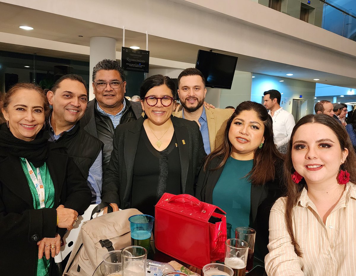 BedranRuiz's tweet photo. Noche de disfrutar a grandes amigos Arquitect@s de todo #México sin duda gratificante convivir y fortalecer la amistad
#AsambleaNacional114 ☘️😉
#SomosFCARM 🙌 https://t.co/PliEViMzjp