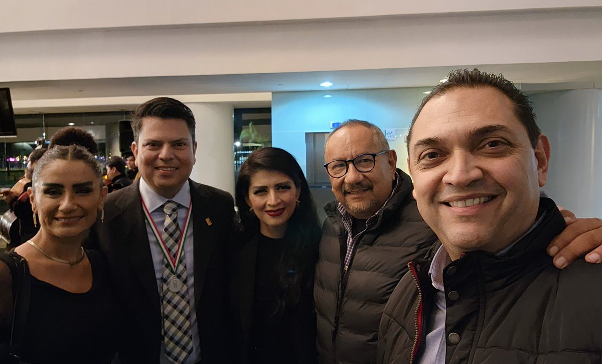 BedranRuiz's tweet photo. Noche de disfrutar a grandes amigos Arquitect@s de todo #México sin duda gratificante convivir y fortalecer la amistad
#AsambleaNacional114 ☘️😉
#SomosFCARM 🙌 https://t.co/PliEViMzjp