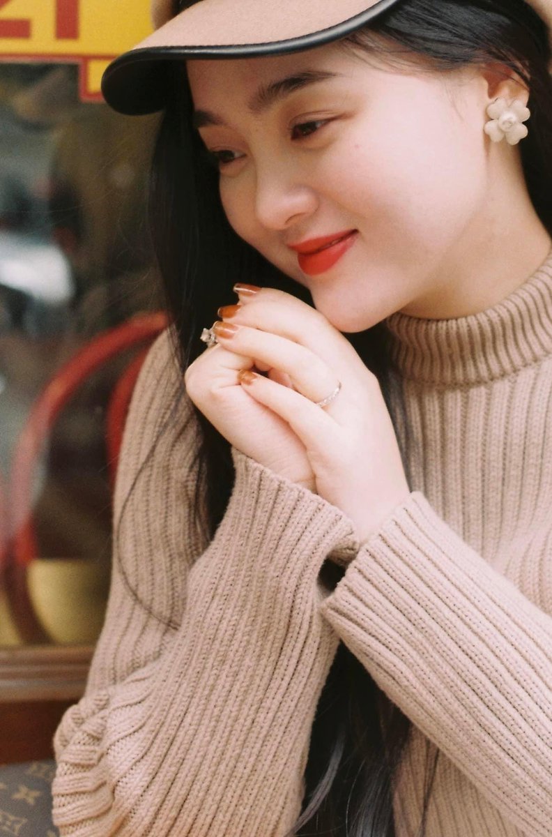 Cô giáo mới nhận dạy một lớp muốn làm quen với học sinh. Sau phần tự giới thiệu, cô hỏi tên từng học sinh. Đến một học sinh, nó nhất định ko chịu nói tên.
– Tên em là gì?
– Tên em xấu lắm!
– Có gì mà ngại em cứ nói đi
– Không tên em xấu lắm…
– Không