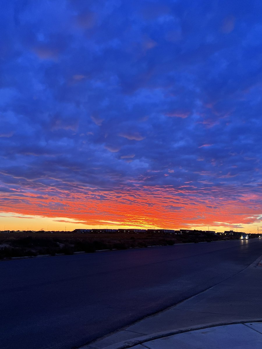 kiivasquez's tweet photo. ok, lubbock. go off babe 😭🌥️🧡💙💜 https://t.co/WAIdaybzzS