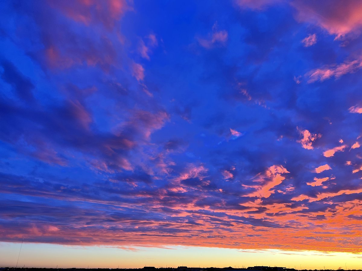 kiivasquez's tweet photo. ok, lubbock. go off babe 😭🌥️🧡💙💜 https://t.co/WAIdaybzzS