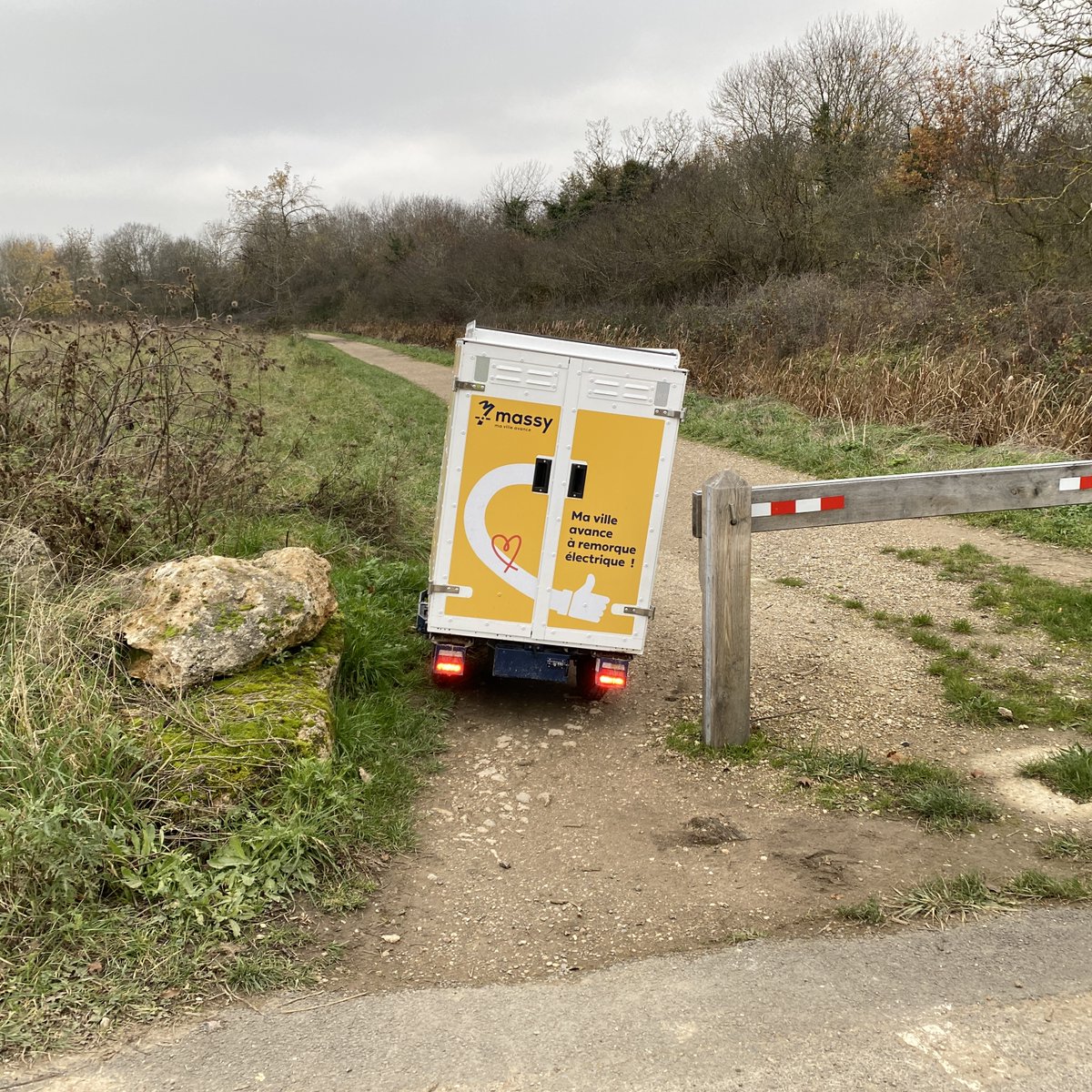 war_velo's tweet image. Aller chercher le pain à Villiers-le-Bâcle pour l&apos;AMAP #MassyMangerBio MMB, c&apos;est une petite épopée par le #PlateauDeSaclay  🙃

Préparer sa route #BRouter en sachant où sont les barrières et quelle largeur elles font.
Sans être à l&apos;abri de surprises et de blocs tout neufs :
1/6