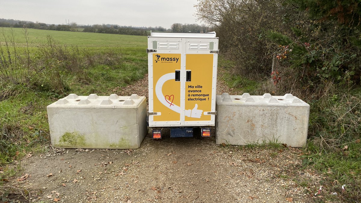 war_velo's tweet image. Aller chercher le pain à Villiers-le-Bâcle pour l&apos;AMAP #MassyMangerBio MMB, c&apos;est une petite épopée par le #PlateauDeSaclay  🙃

Préparer sa route #BRouter en sachant où sont les barrières et quelle largeur elles font.
Sans être à l&apos;abri de surprises et de blocs tout neufs :
1/6