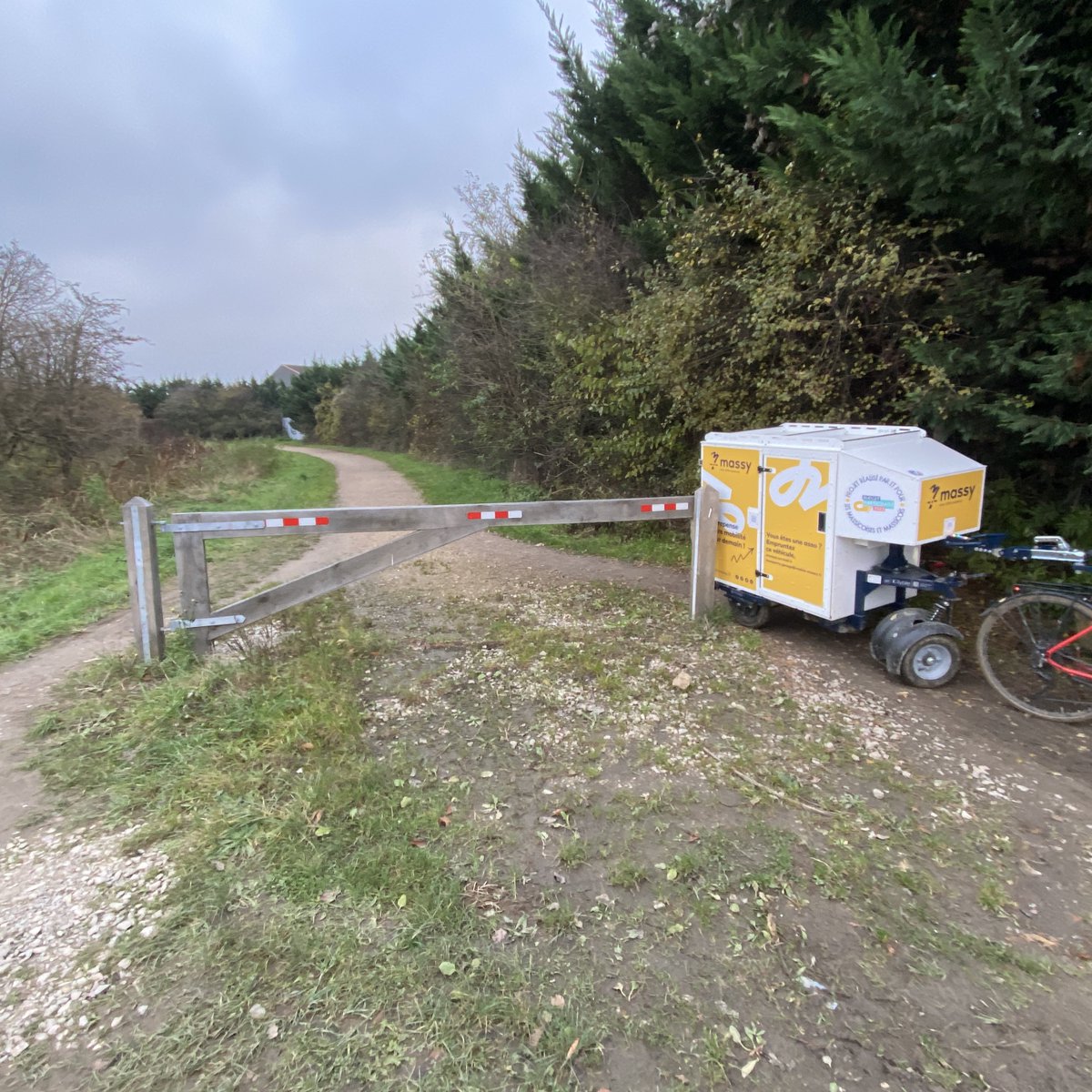 war_velo's tweet image. Aller chercher le pain à Villiers-le-Bâcle pour l&apos;AMAP #MassyMangerBio MMB, c&apos;est une petite épopée par le #PlateauDeSaclay  🙃

Préparer sa route #BRouter en sachant où sont les barrières et quelle largeur elles font.
Sans être à l&apos;abri de surprises et de blocs tout neufs :
1/6