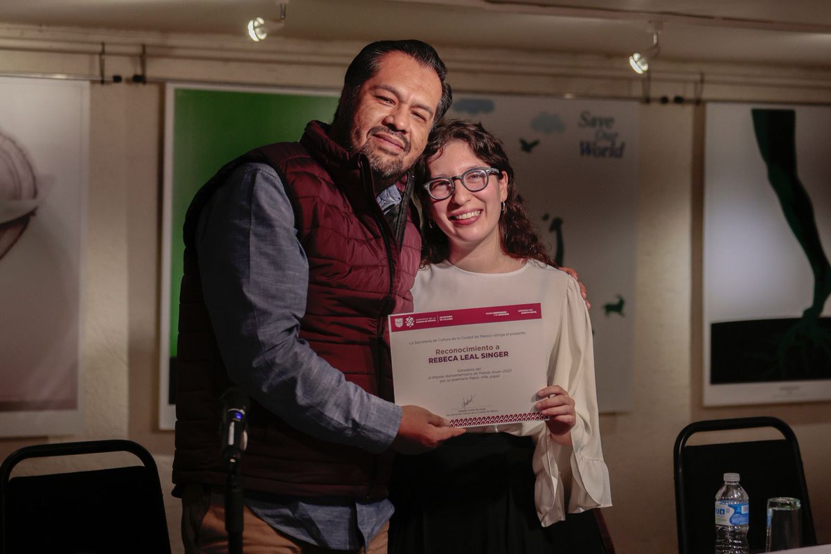 Se llevó a cabo la ceremonia de premiación del IX Premio Iberoamericano de Poesía Joven Alejandro Aura 2023 en la Fundación Casa del Poeta, I.A.P. Felicitamos a Rebeca Leal Singer, ganadora del certamen con su destacado poemario "Papel, niña, papel". 

Consulta nuestra