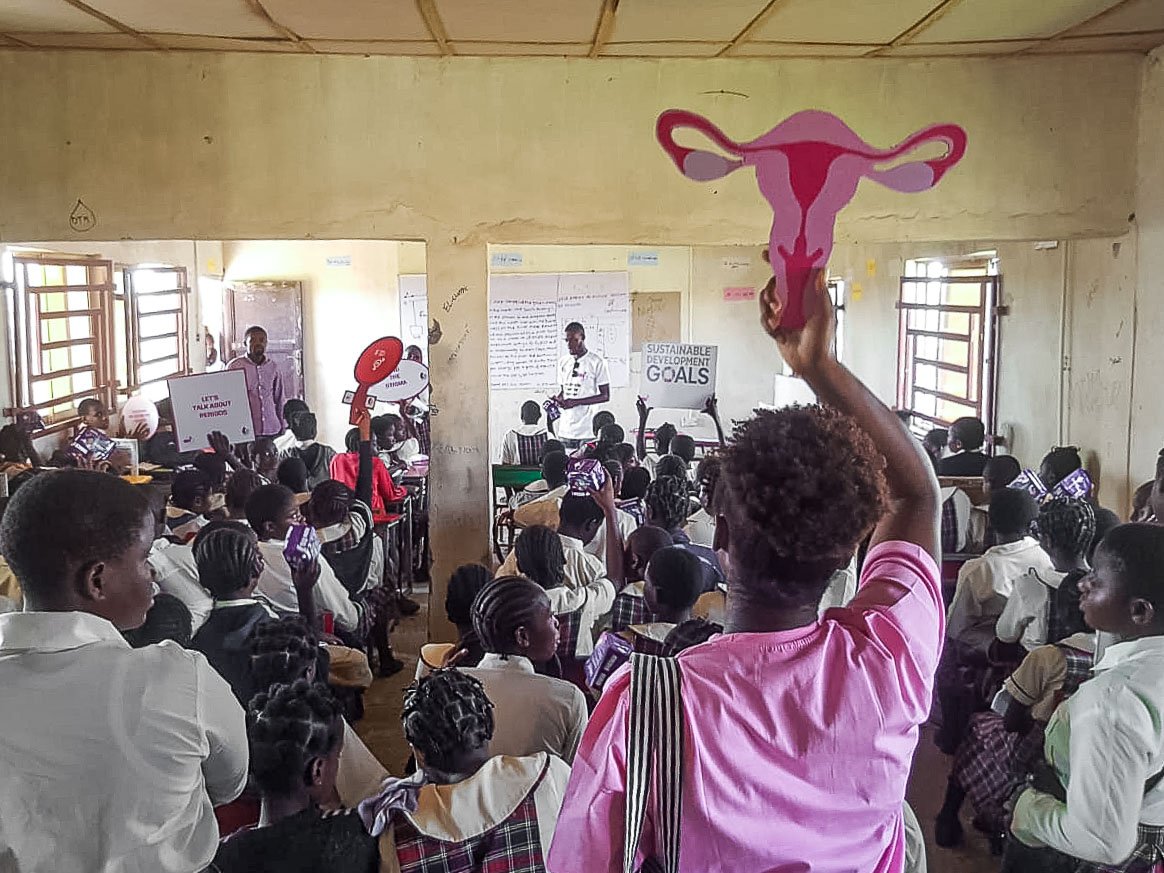 WingsProje7336's tweet photo. Olive Tree Redeemer's High School - School Number 2
The girls expressed discomfort with the presence of a male facilitator during the menstrual drive. And we took advantage of it to shatter myths/stereotypes.
#SHEWingsProject #Ciclicas #SoftcarePads #SDGs #Education #heal https://t.co/OMDuINUqlk