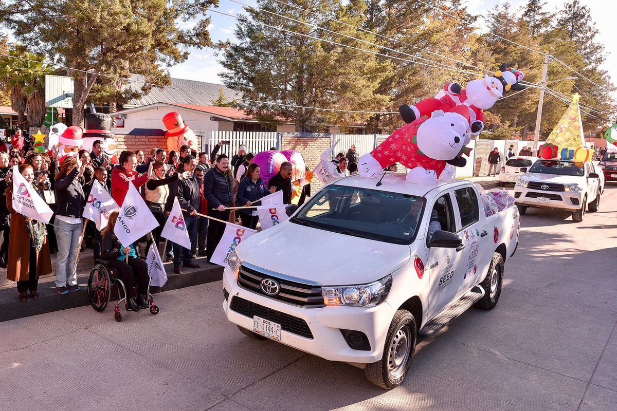 LaloSerranoZ's tweet photo. #LaserInformativo

Juguetes y aguinaldos para más de 300 mil niños duranguenses; arranca @Marisol_rosso y @EVillegasV caravana “Una #Navidad con Valor y Corazón 2023”
Operativo de distribución llegará a todos los rincones del estado para llevar sonrisas a los niños de #Durango https://t.co/VdKh45TtVB