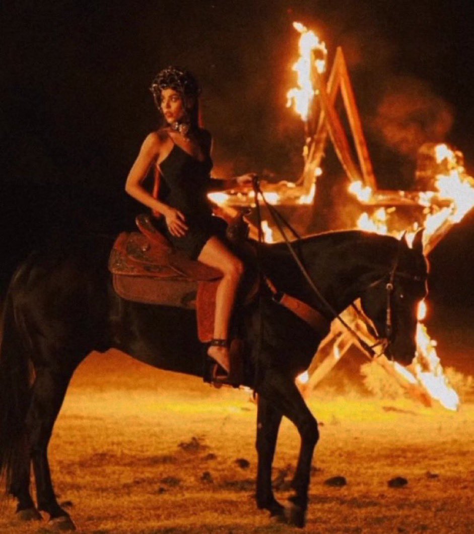 Ya se encuentra disponible el video oficial de AÚN TE QUIERO de Danna Paola en YouTube.

Link: youtu.be/6AJHbI8MqqU?si…