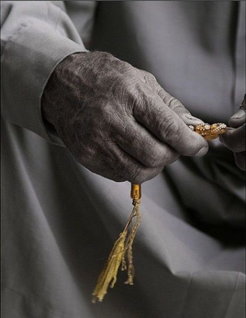 يقسو الزمان،  كمقصلة تقطع عنق الامل،  فتترك الامنيات مجزأة الى نصفين،  بين فكرة قتلها اليأس، 
 وحلم لم يزره طيف..  
(لاتلمني،  ف الوقت عداد الثواني واعمارنا تجري مسرعة)