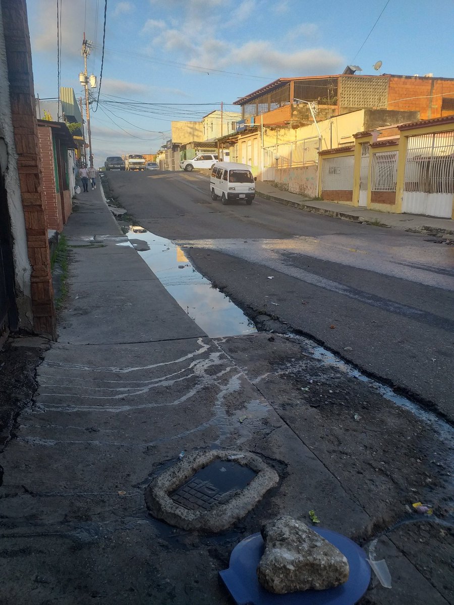 edertua's tweet photo. #ConMaduroMasAlegria Presidente pedimos ayuda para que nos resuelvan un colapso de Cloacas en nuestra Comunidad Barrio Unión Parroquia Union Barquisimeto Estado Lara.  Nro. De Reporte al 58 : SC-1569063. Ayudenos https://t.co/uHZOUUhIlA