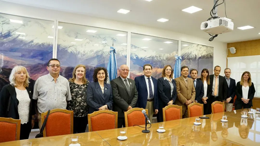 jussanjuan's tweet photo. Se firmó un #acta entre la #CorteDeJusticia y la #UniversidadNacional de #SanJuan (#UNSJ) con el objeto de vincularse institucionalmente para escribir la historia de la #Justicia sanjuanina y su #PoderJudicial. Comunicado: https://t.co/Z4cl5LcS5G https://t.co/cXx0ZiRpxx