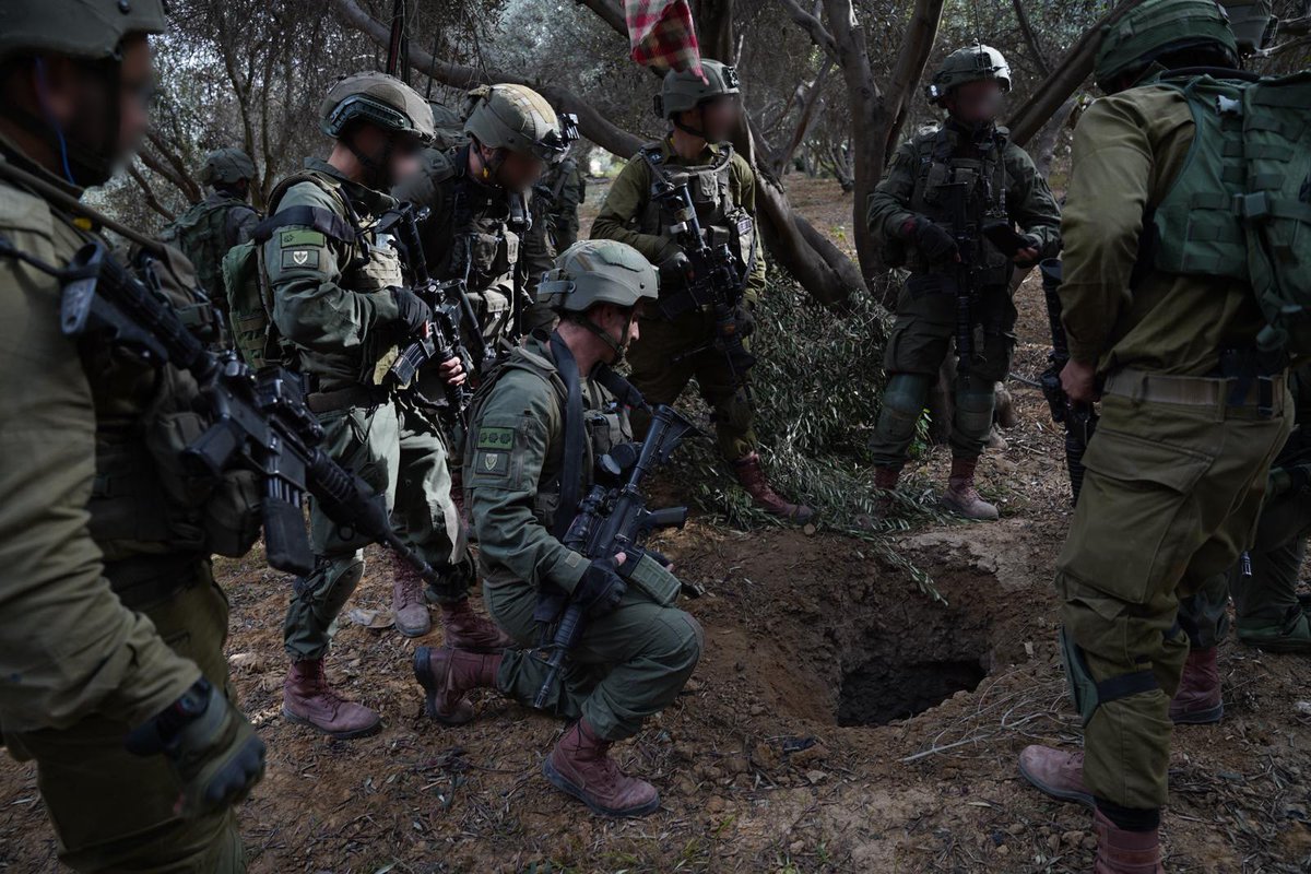 eawenews's tweet image. Unprecedented move: IDF Special Forces infiltrate deep into Gaza, obliterating over 30 tunnel openings. A strategic operation to ensure security. 🕵️‍♂️🔍 #IDFSpecialForces #GazaSecurity #Israel #Gaza #Hamas
