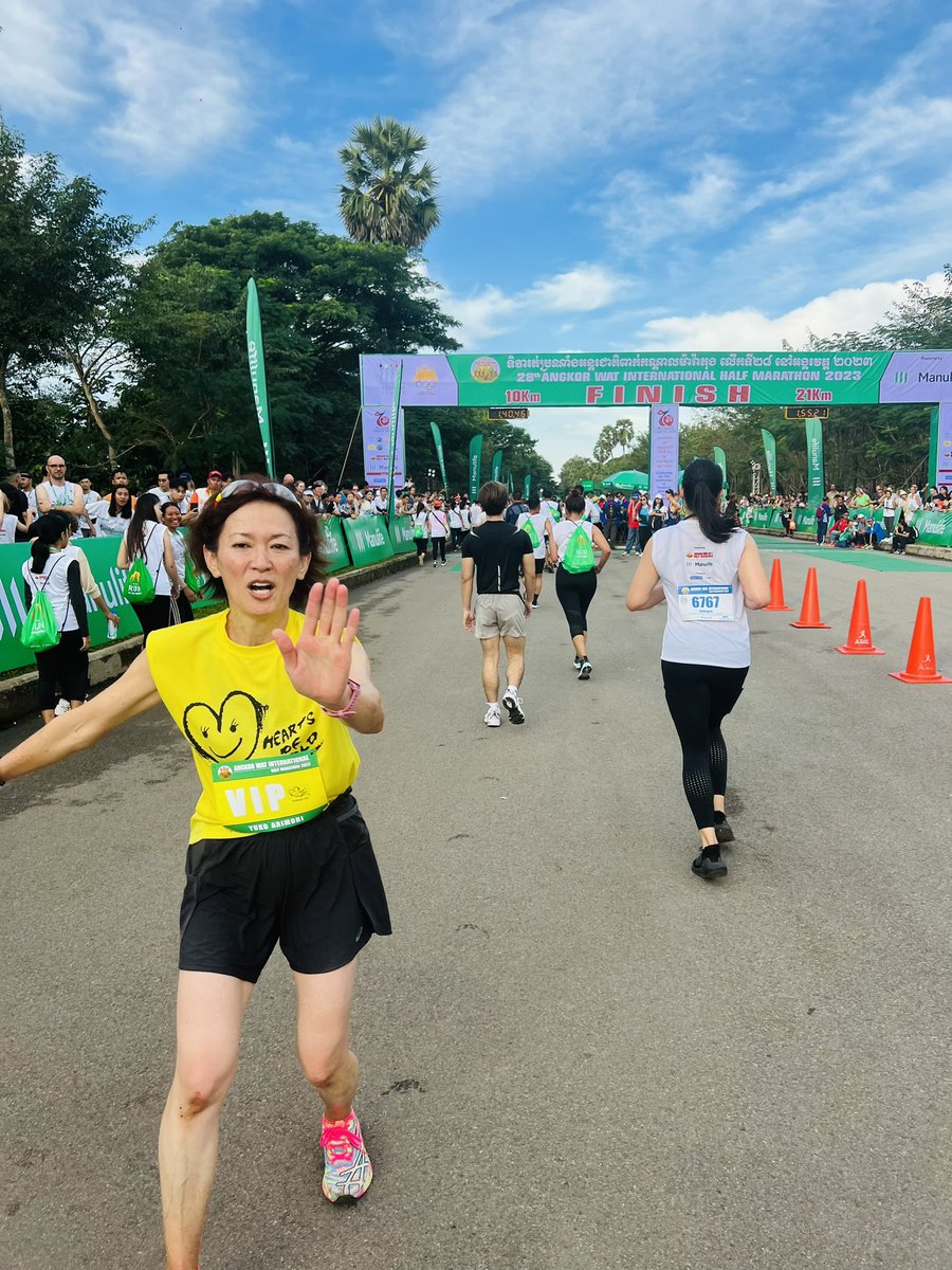 cambodiatasu's tweet photo. 岡山マラソンの時もアンコールワットマラソンの時も、脇腹が痛む辛めの地点でだいたい有森裕子さんが現れて激飛ばしてくれる。歩こうと思ってたのにハイタッチするだけでもう数キロ頑張ろうって思わせてくれる。ゴール地点では「おかえり〜！」って労ってくれる。こういうリーダーになりたいって思った https://t.co/tOACgBlPb8