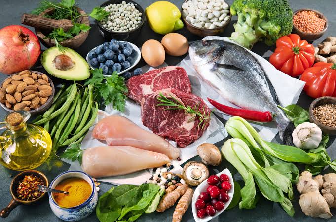'𝗪𝗵𝗮𝘁 𝗰𝗮𝗻 𝗜 𝗵𝗮𝘃𝗲 𝗼𝗻 𝗮 𝗟𝗼𝘄 𝗖𝗮𝗿𝗯 𝗱𝗶𝗲𝘁?' 'Low Carb' is a spectrum, not a specific diet. So depending on your Metabolic health & the condition you are dealing with, your options vary. But as a general diet, this will be a good starting point for most. ▶️…
