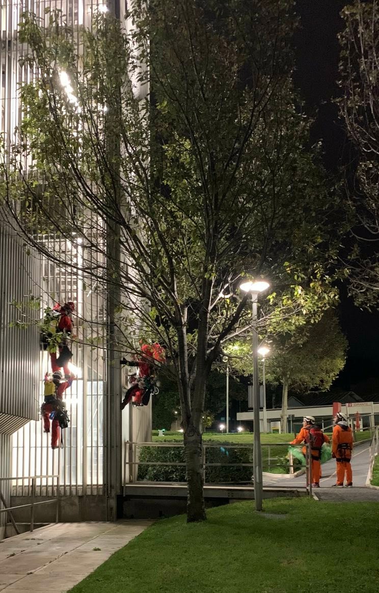 🔴 ACCADE ORA:  attiviste e attivisti di Greenpeace in azione presso il quartiergenerale di ENI a Roma.

Aggiornamenti in arrivo.

#COP28 #EndFossilCrime