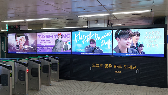 MubeatOfficial's tweet photo. #진 #V #강다니엘 #민호 기념일 팬덤광고 집행 중✨
#Jin #V #KANGDANIEL #MINHO Anniversary Subway Ad✨

▫️강남역 맥스비전
▫️12월 한 달간

▫️Gangnam Station, Max Vision Screen
▫️All December

#Mubeat #뮤빗
#BTS #방탄소년단 @bts_bighit
@konnect_danielk
#SHINee #샤이니 @SHINee https://t.co/b9A0Nzcq2U