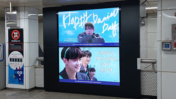 MubeatOfficial's tweet photo. #진 #V #강다니엘 #민호 기념일 팬덤광고 집행 중✨
#Jin #V #KANGDANIEL #MINHO Anniversary Subway Ad✨

▫️강남역 맥스비전
▫️12월 한 달간

▫️Gangnam Station, Max Vision Screen
▫️All December

#Mubeat #뮤빗
#BTS #방탄소년단 @bts_bighit
@konnect_danielk
#SHINee #샤이니 @SHINee https://t.co/b9A0Nzcq2U
