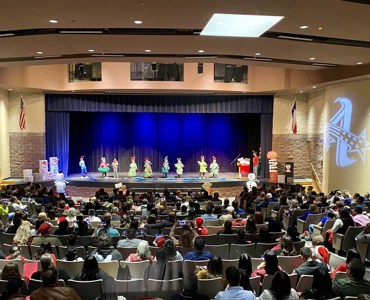 Our <a href="/Americas_HS/">Nancy Torres</a> Theatre was honored to host @JDrugan_K8 for their holiday celebration this evening!
#BetterTogether