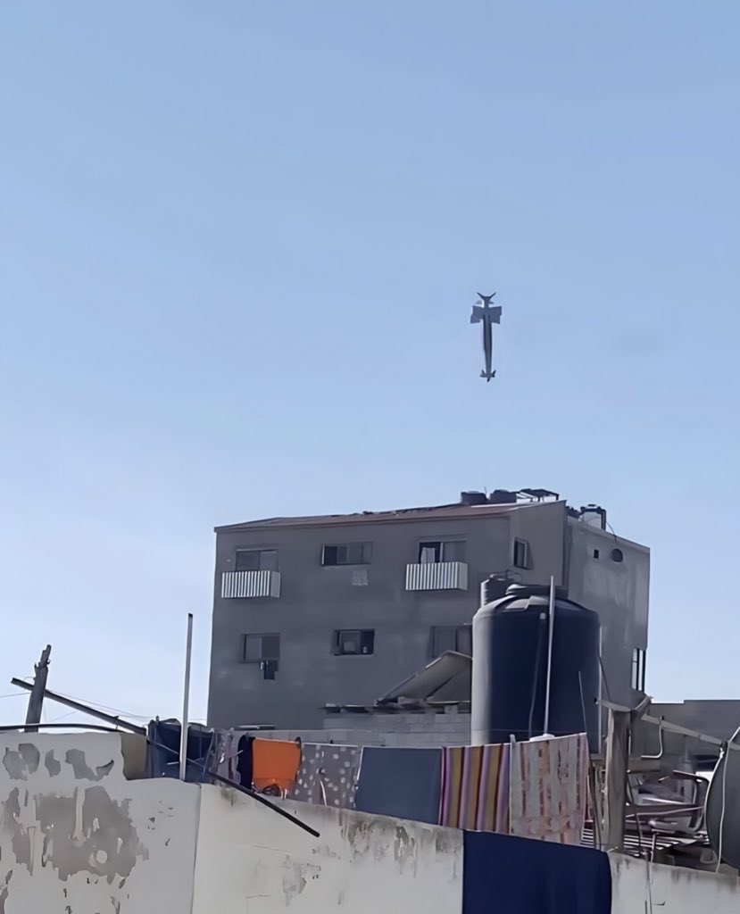qais_yemen1's tweet photo. ربما في تلك اللحظة 
كانت إحداهن تنتظر من الشمس أن تجفف ملابس عائلتها على حبل الغسيل كي يرتدوها نظيفة و بما يليق بنزوح مثالي و طويل .
لم تكن تدري 
أن شمساً أميركيةً ذكية 
على وشك أن تسطع 
لتطفئ حياتهم ..
على وشك أن تضيء 
لتجفف أرواحهم 
وتفسد ثياب النزوح . https://t.co/rImvrwl1GG