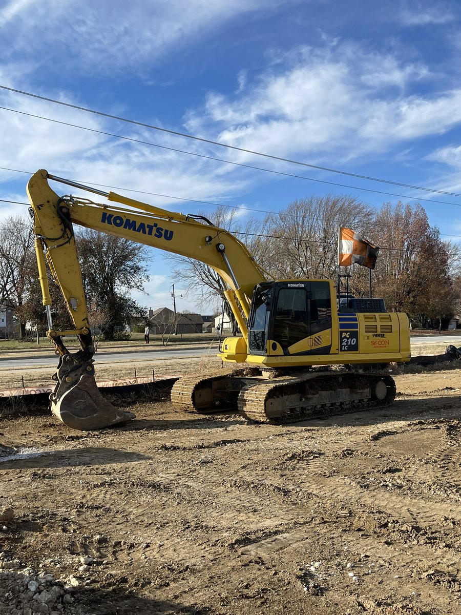 SyConEXC's tweet image. The some of the fleet looking good at the airport! #komatsu #imachine #excavator