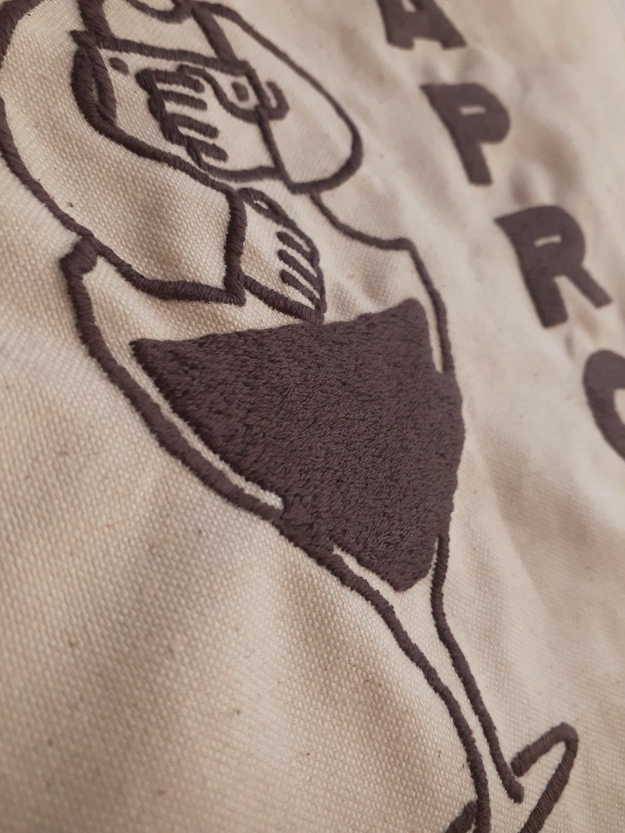 existence_21's tweet photo. 【刺繍看板】
名古屋市栄にあるワインバー『STAND APRON』のロゴ刺繍看板を製作させて頂きました。

壁一面ワインひしめくセラーを背に立ち飲みスタイルでふらっと気軽にお酒やおつまみ、音楽を楽しめるお店です🍷名古屋に行かれる際はぜひ◎

STAND APRON
 https://t.co/OXRnnL0SFF https://t.co/fcdu8qujG7